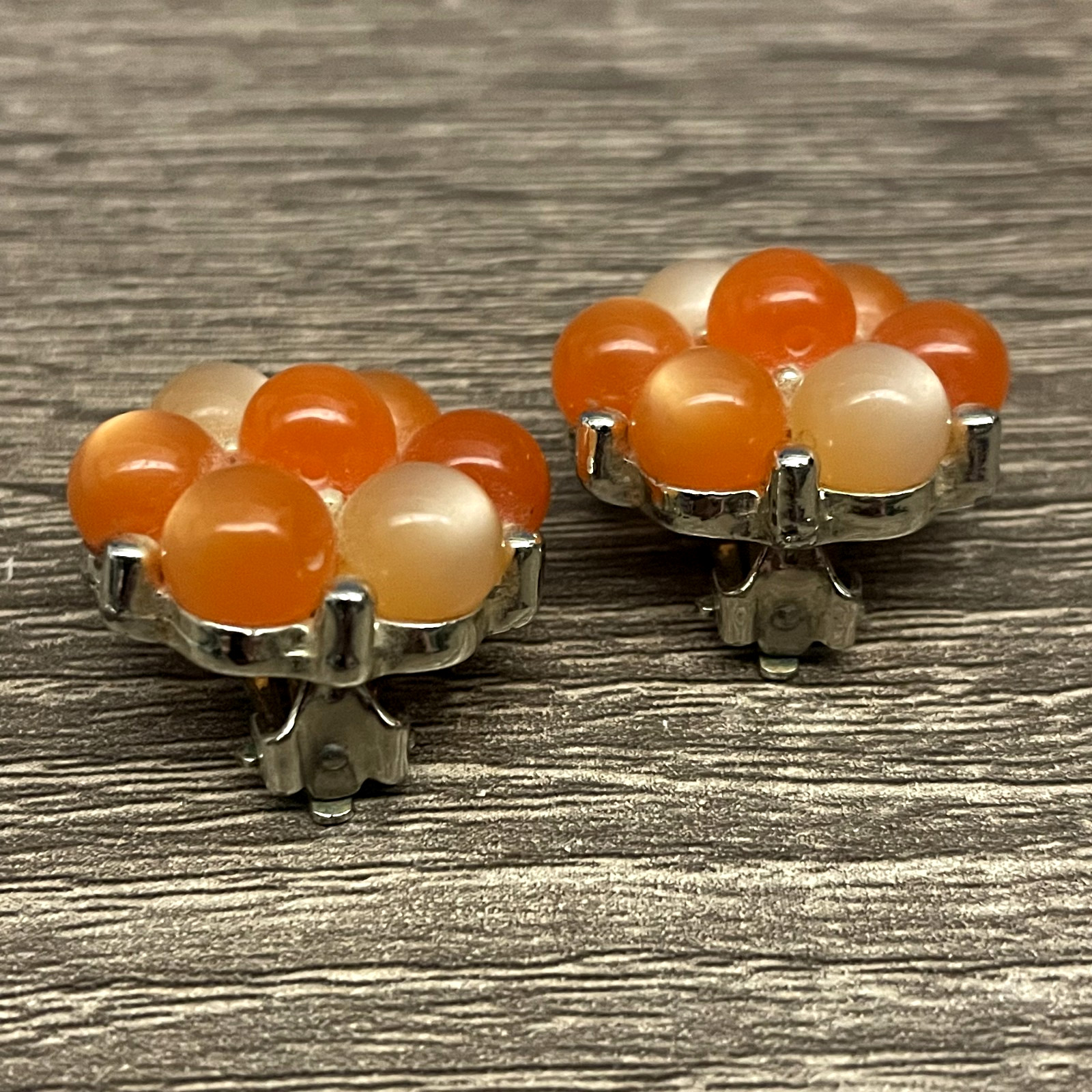 Vintage LISNER Orange & Peach Moonglow Beads Set in Silver Tone Clip On Earrings