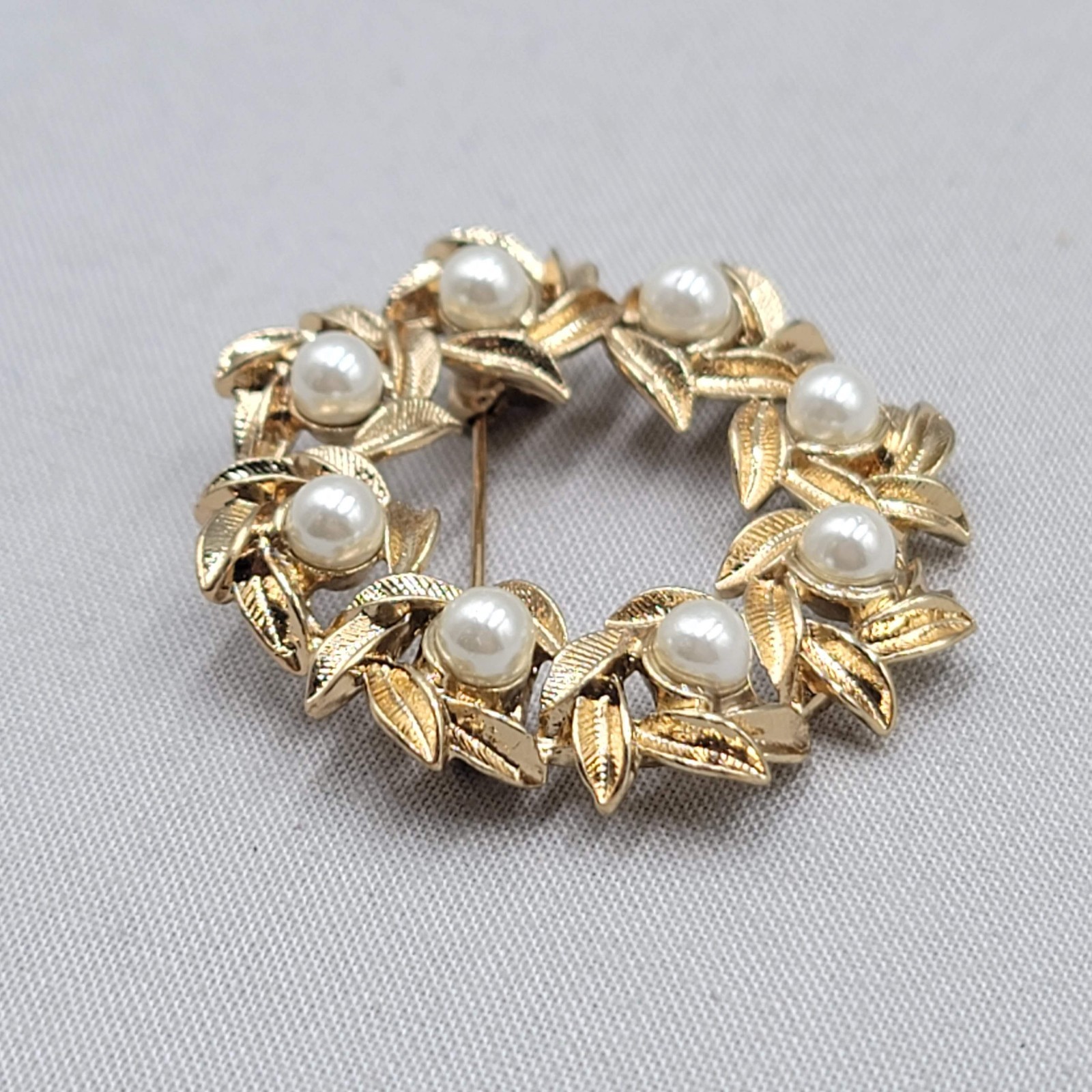 Vintage Avon Faux Pearl Wreath Brooch Gold tone 1 5/8″