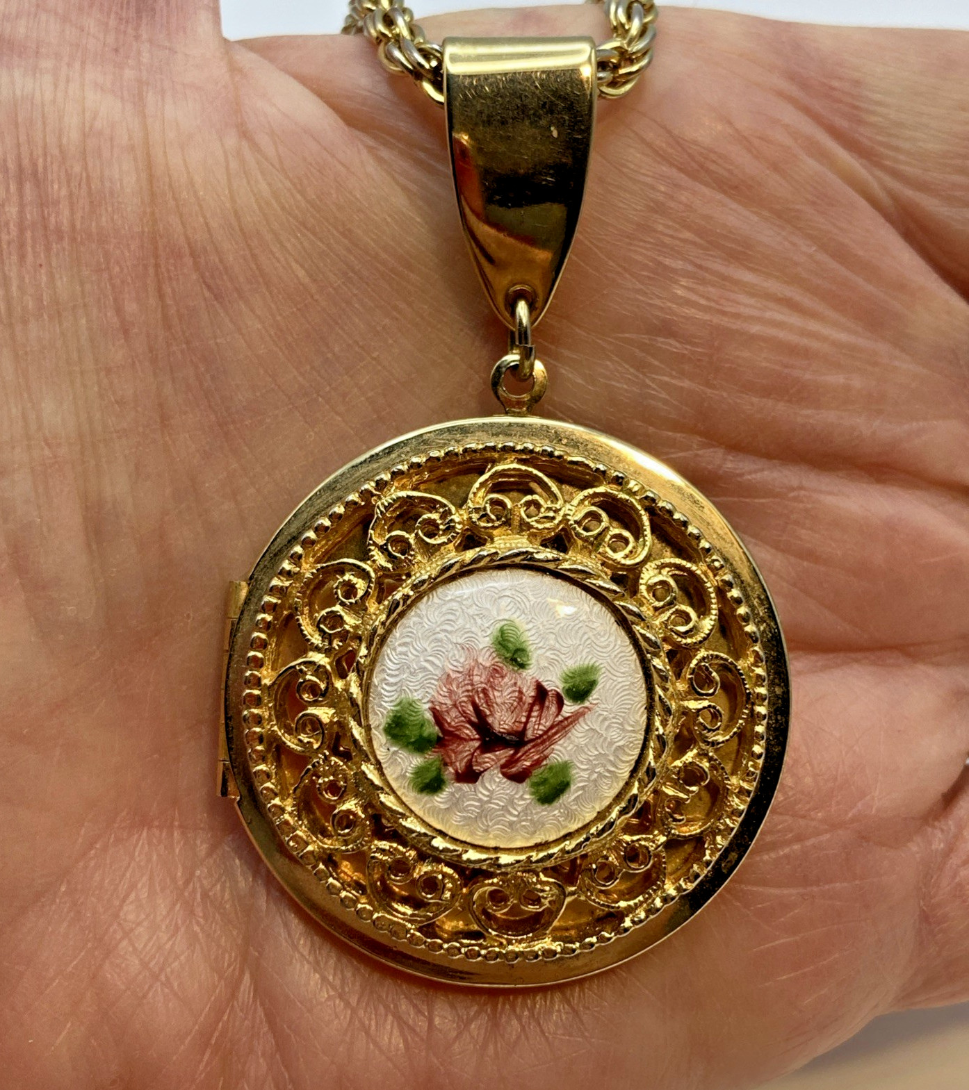 Vintage Unsigned Guilloche Gold Tone Enamel Rose Locket With 26” Chain