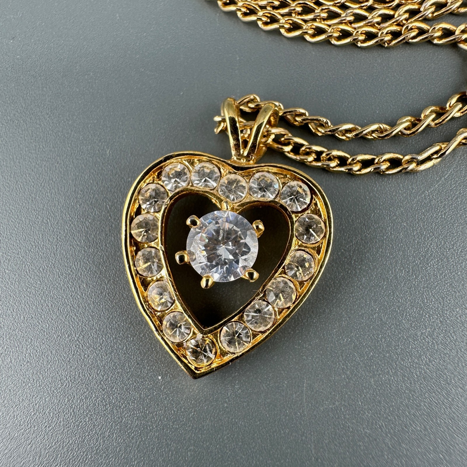 Vintage Rhinestone Heart Pendant Necklace Gold Tone Clear Crystals 16″ Chain
