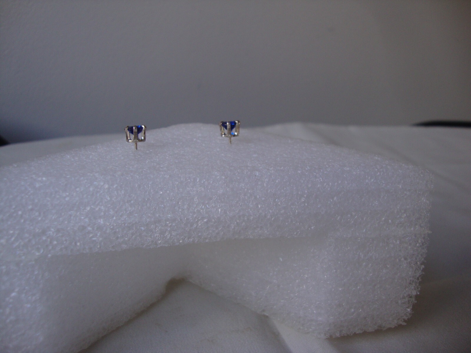VINTAGE 6MM ROUND BRILLIANT CUT DARK BLUE CZ STERLING SILVER PRONG STUD EARRINGS
