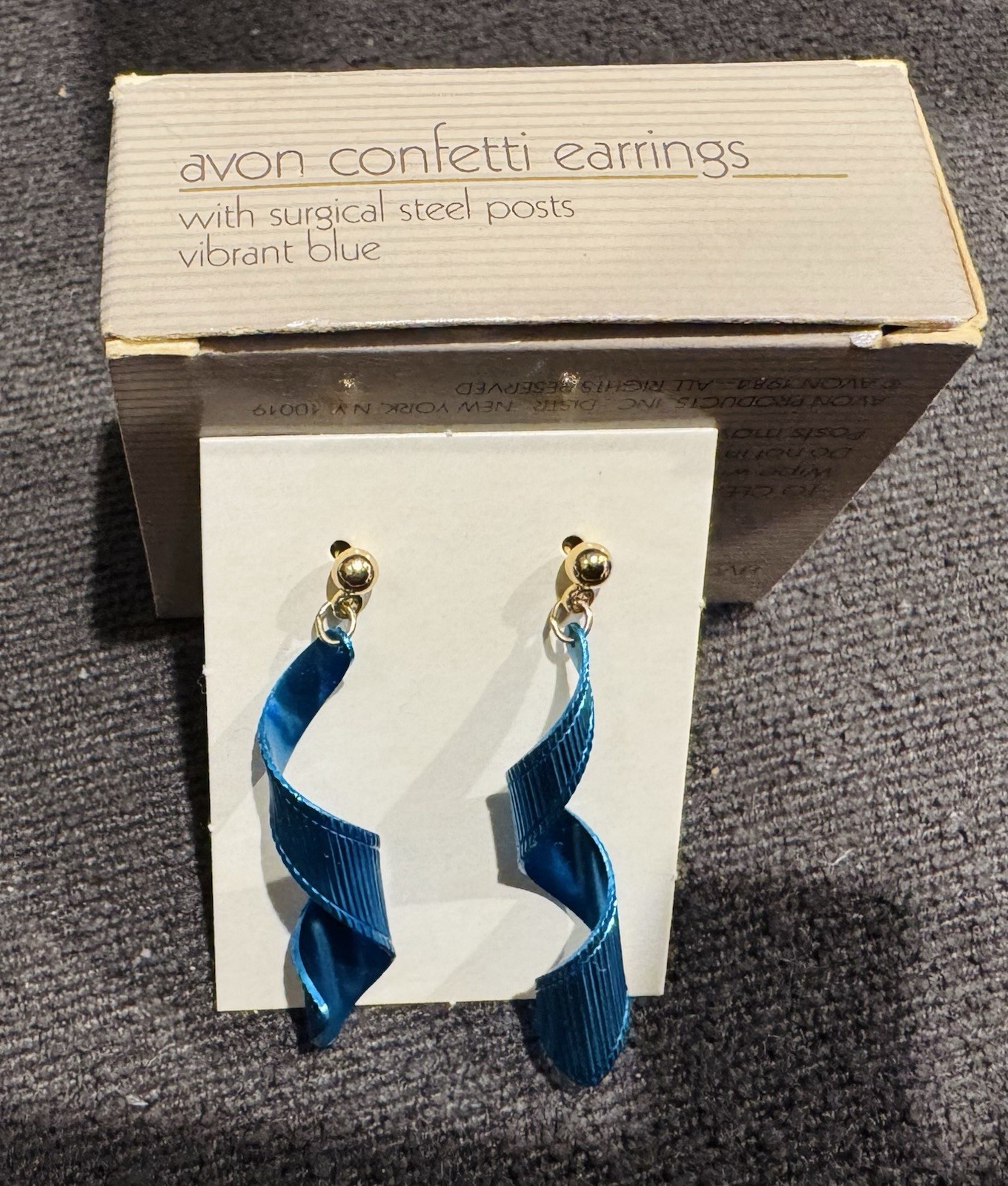 VTG 1984 Avon Confetti Earrings Blue Ribbon Twist Dangle Surgical Steel Post NIB