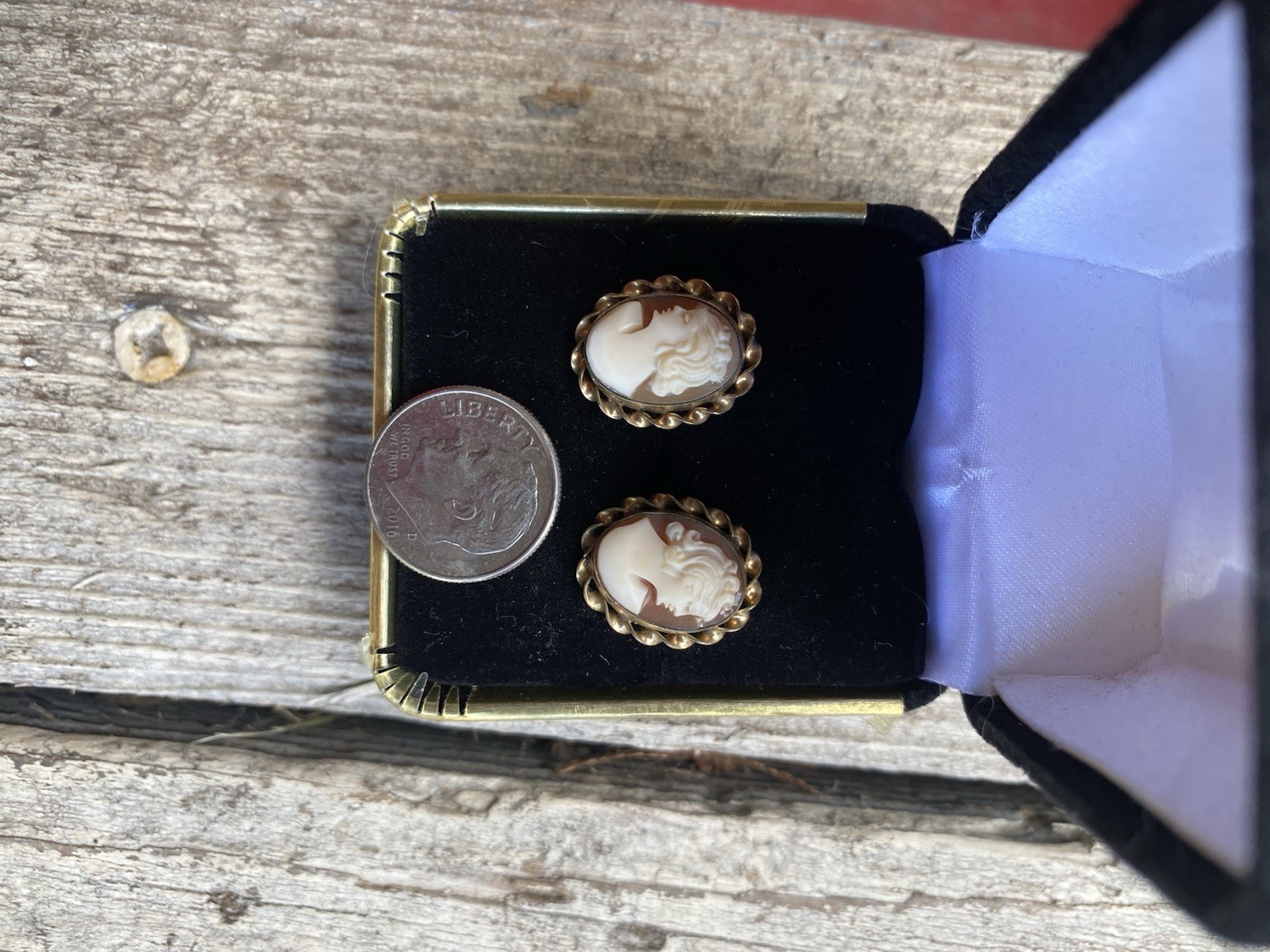Vintage Pierced Cameo Post Earrings ￼