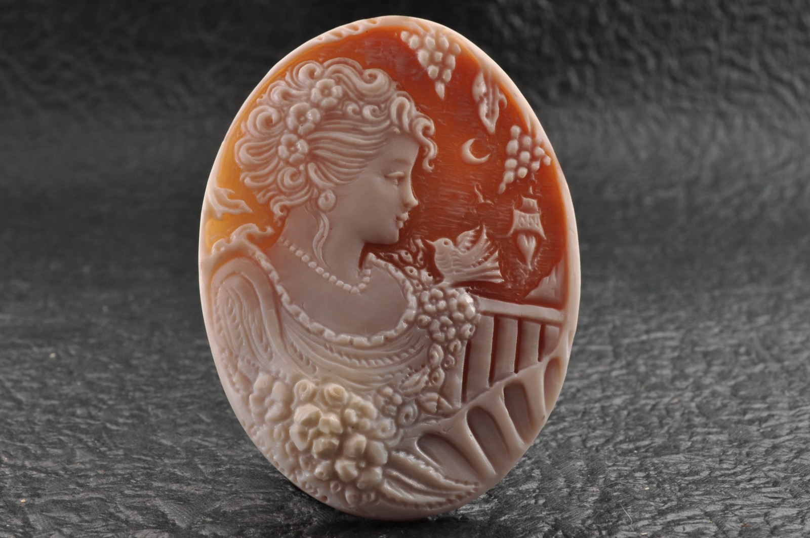 10 items , vintage shell cameo White and brown color (Total 206.0ct) with case.