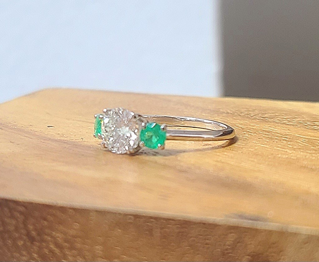 14K White Gold Engagement Ring 1.62CT.Natural Round Cut Diamond Green Emerald
