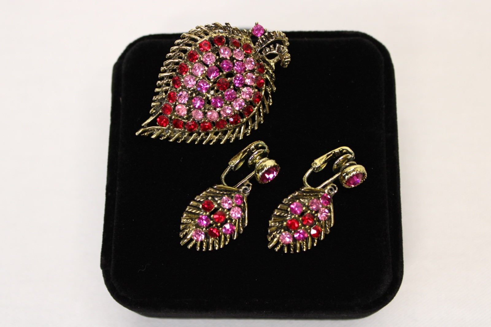 Vintage Pink Red Rhinestone Leaf Brooch Clip Earrings Set Gold Tone Retro
