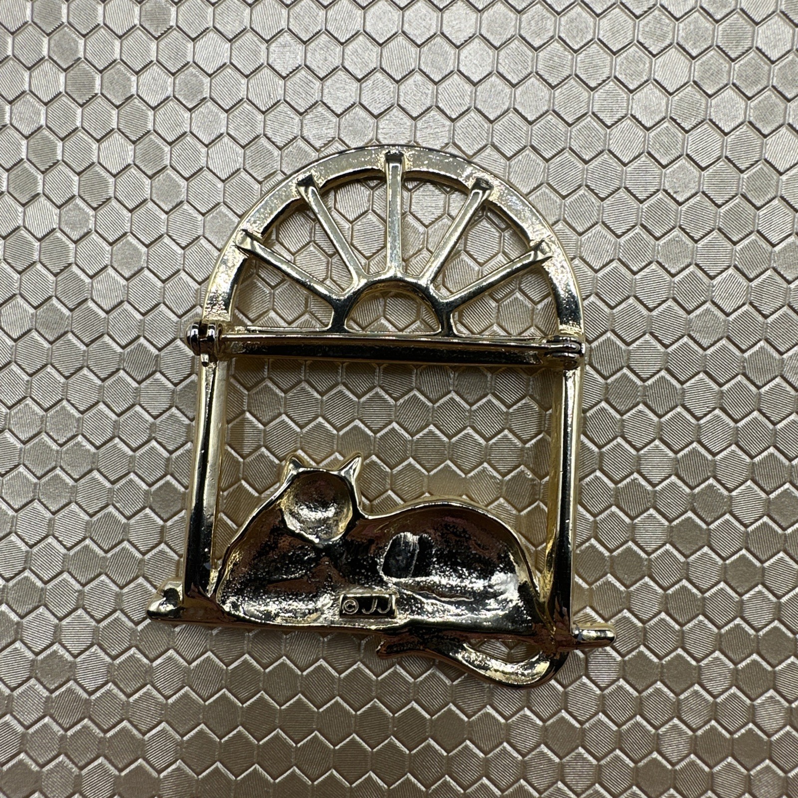 Vintage JJ CAT ON THE WINDOW gold toned brooch. See pics. Signed.