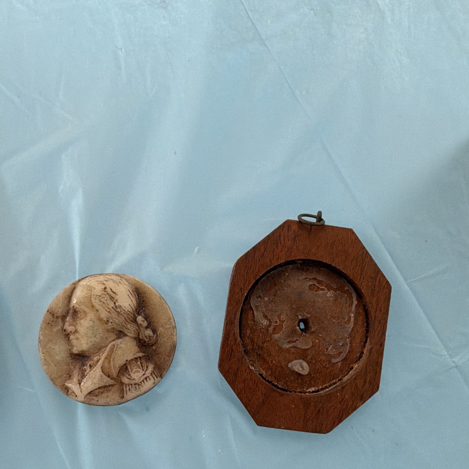 Martha and George Washington Set of 2 Portrait Wall Plaques – wax cameo
