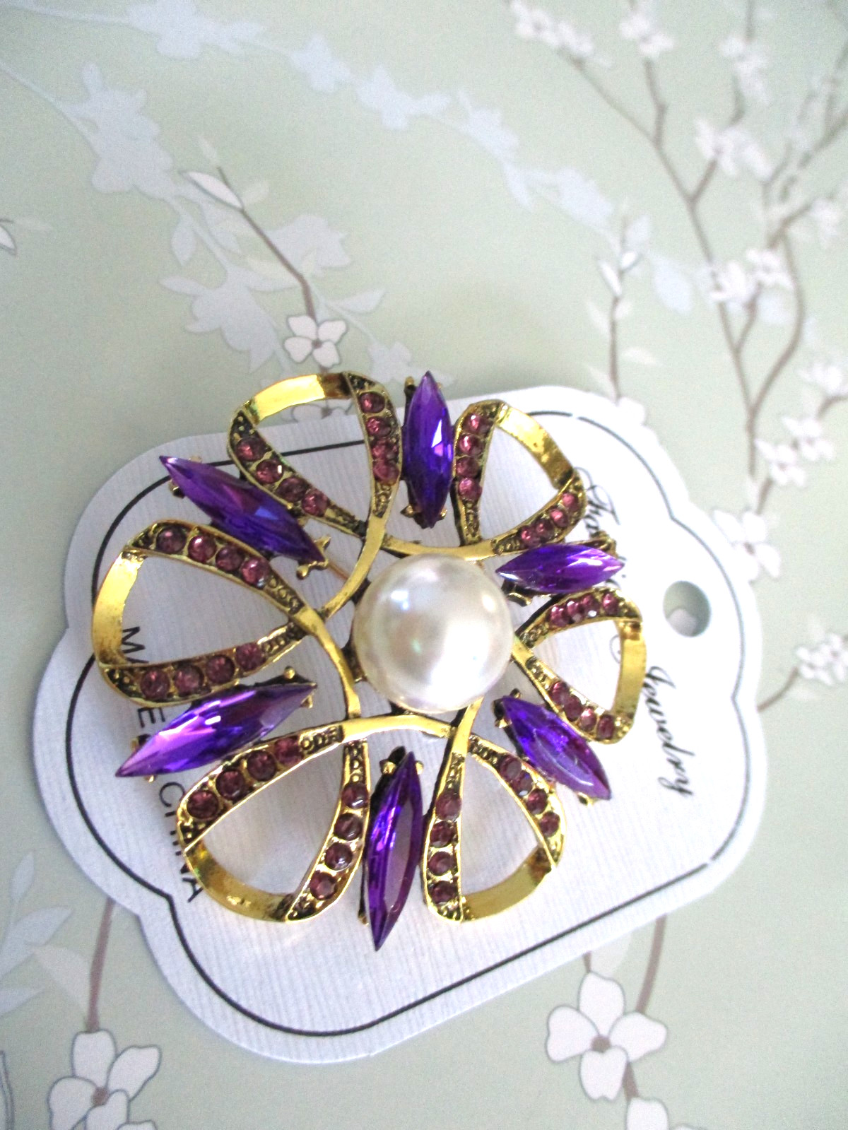 Beautiful Gold Tone Brooch with Purple Zircons and a Faux Pearl