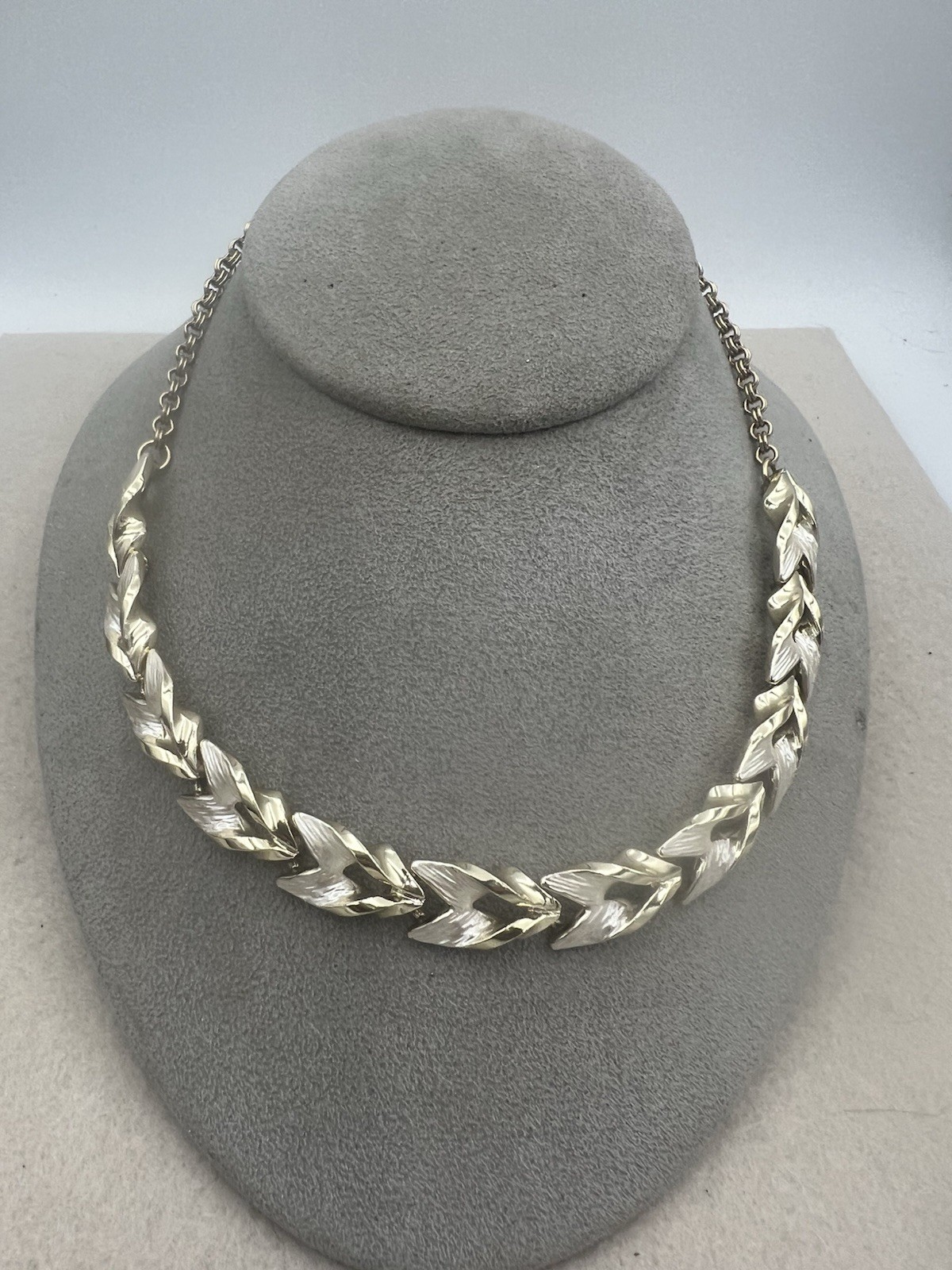 VINTAGE Gold and Silver Two-Tone Textured Articulated Leaf Link Choker Necklace