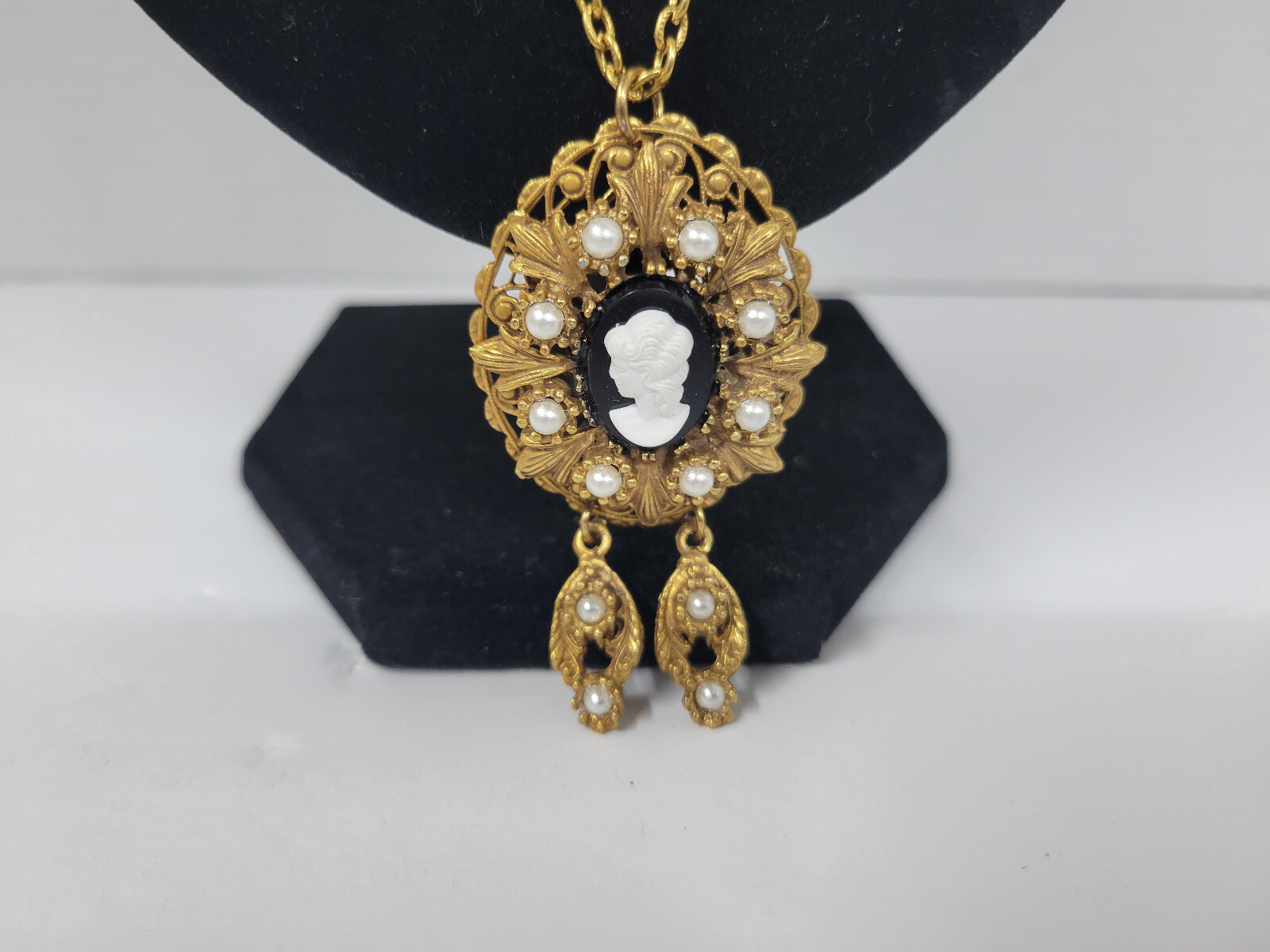 Vintage 28″ Gold Toned Cameo Necklace Filgree Pendant w/faux seed pearls