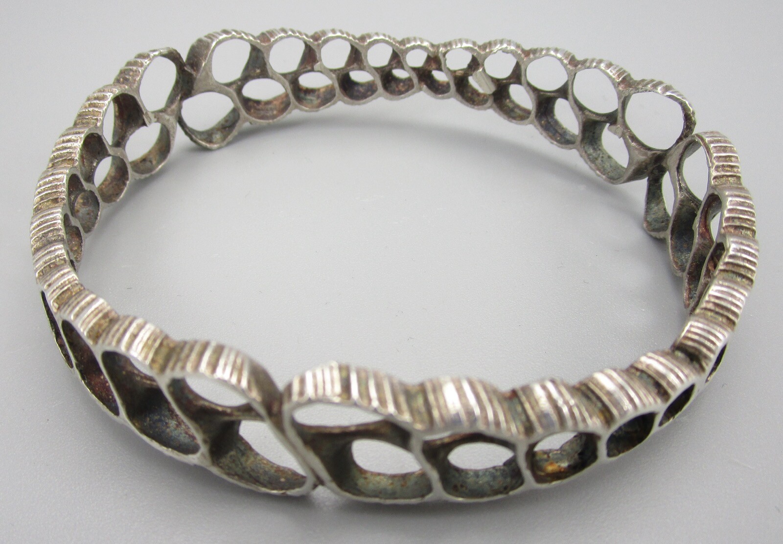 UNUSUAL ARTISAN STERLING SILVER TURRITELLA SEASHELL BANGLE BRACELET