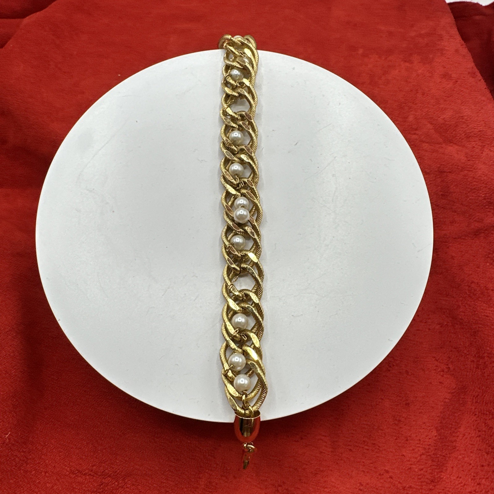 Vintage Gold Toned Links w/ cute little pearls bracelet.6” long. See pics.