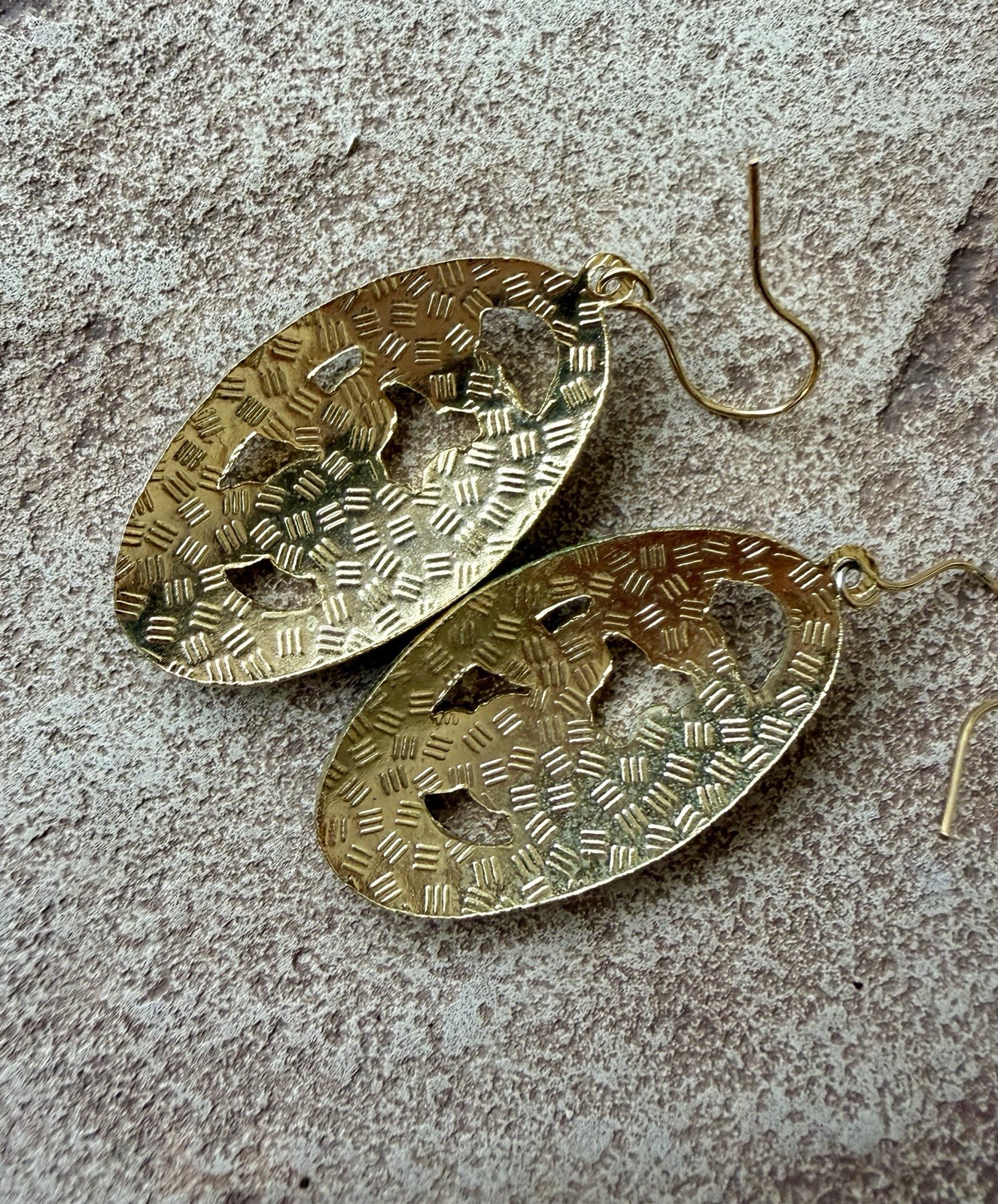 Vintage Floral Cloisonné Wire Dangle Earrings. Gold Tone. Very Good Condition