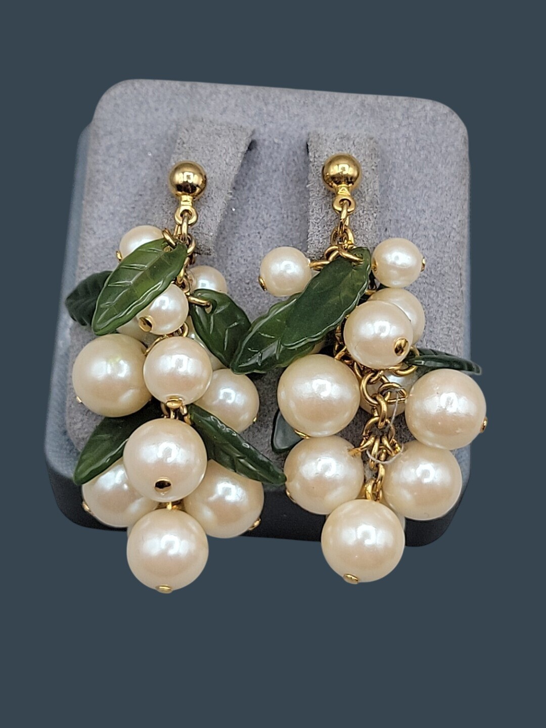 Vtg Avon Pearlesque Grape Cluster Dangling Post Earrings 1997 Faux Jade Accent