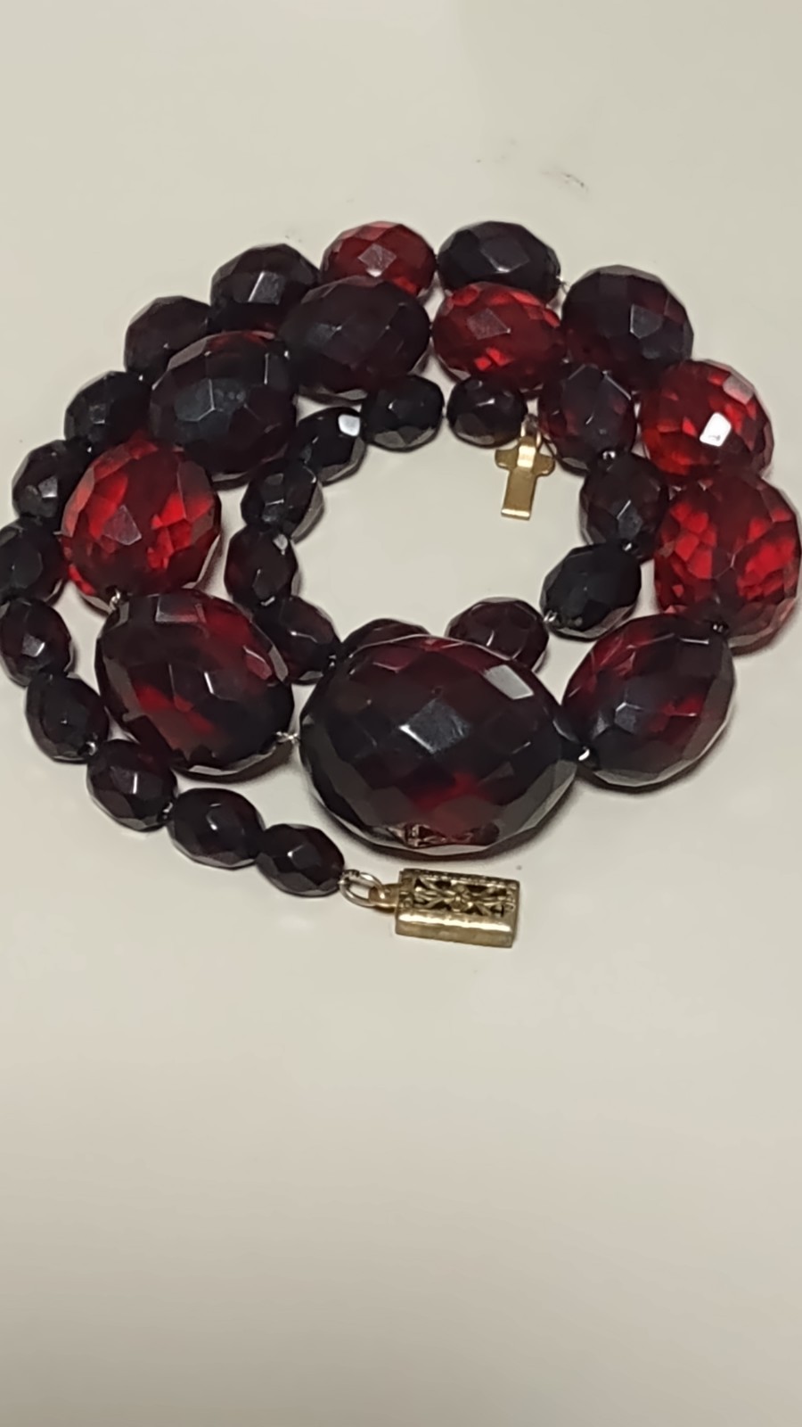 VINTAGE Tested Ruby Red CHERRY 30g AMBER BAKELITE FACETED BEADED 16″ NECKLACE