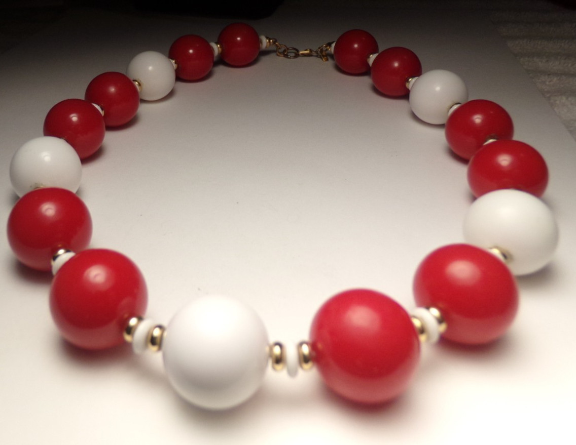 VTG 1970’S MONET LARGE RED WHITE ACRYLIC LUCITE BEADED COLLAR NECKLACE 17.5″