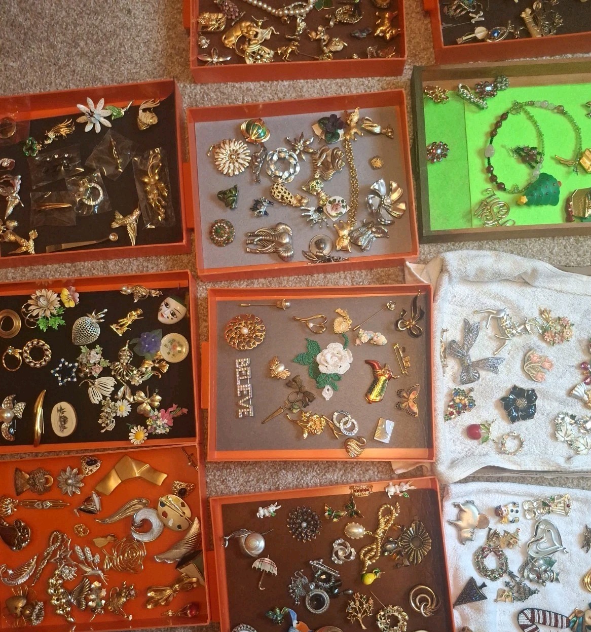 COSTUME JEWELERY LOT 200 + PIECES SOME SIGNED IN GOOD TO VERY GOOD CONDITION
