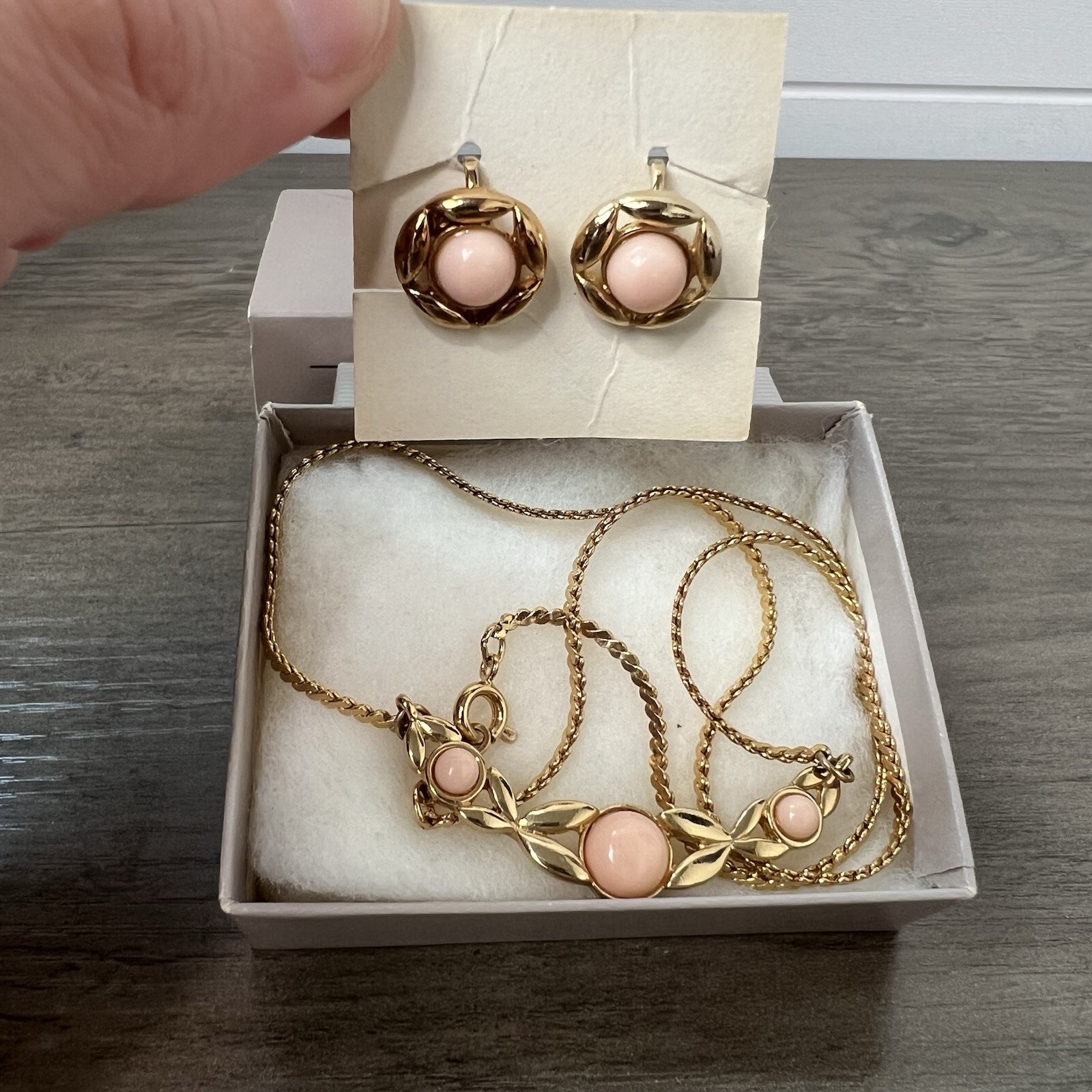 Avon Vintage 1984 Soft Blush Gold Necklace & Earrings Pale Coral Leaf Cabochon