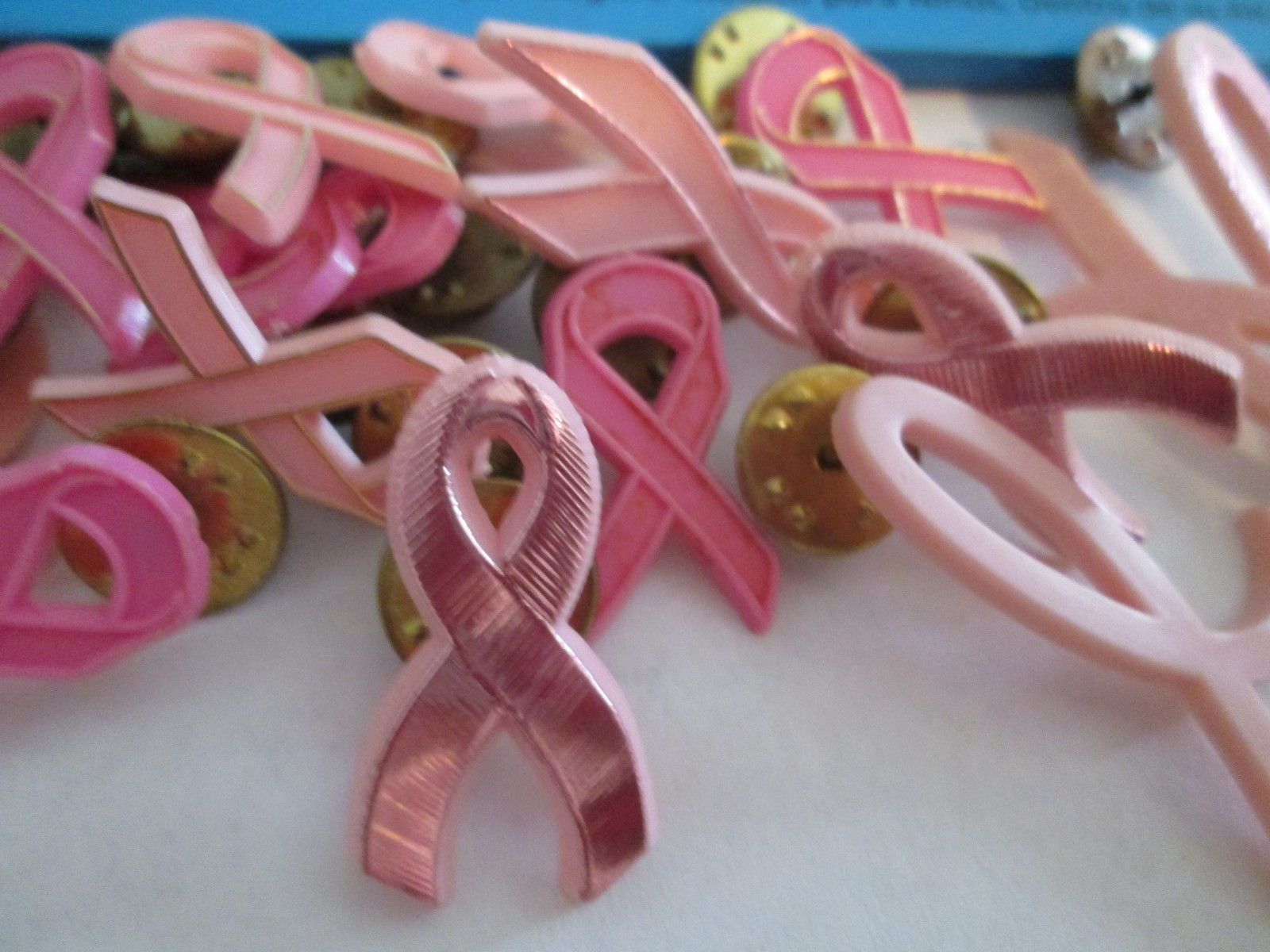 20 PINK PLASTIC BREAST CANCER AWARENESS RIBBON PIN LOT ASSORTED SIZES
