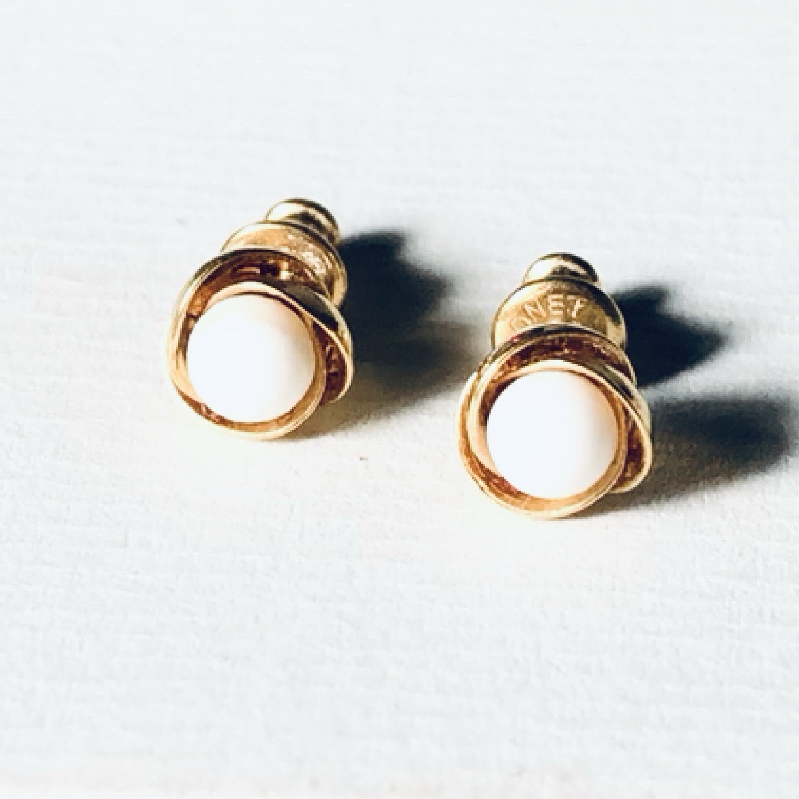 VTG POST EARRINGS SIGNED MONET SMALL WHITE CAB CENTERED IN GOLD TONE PETALS