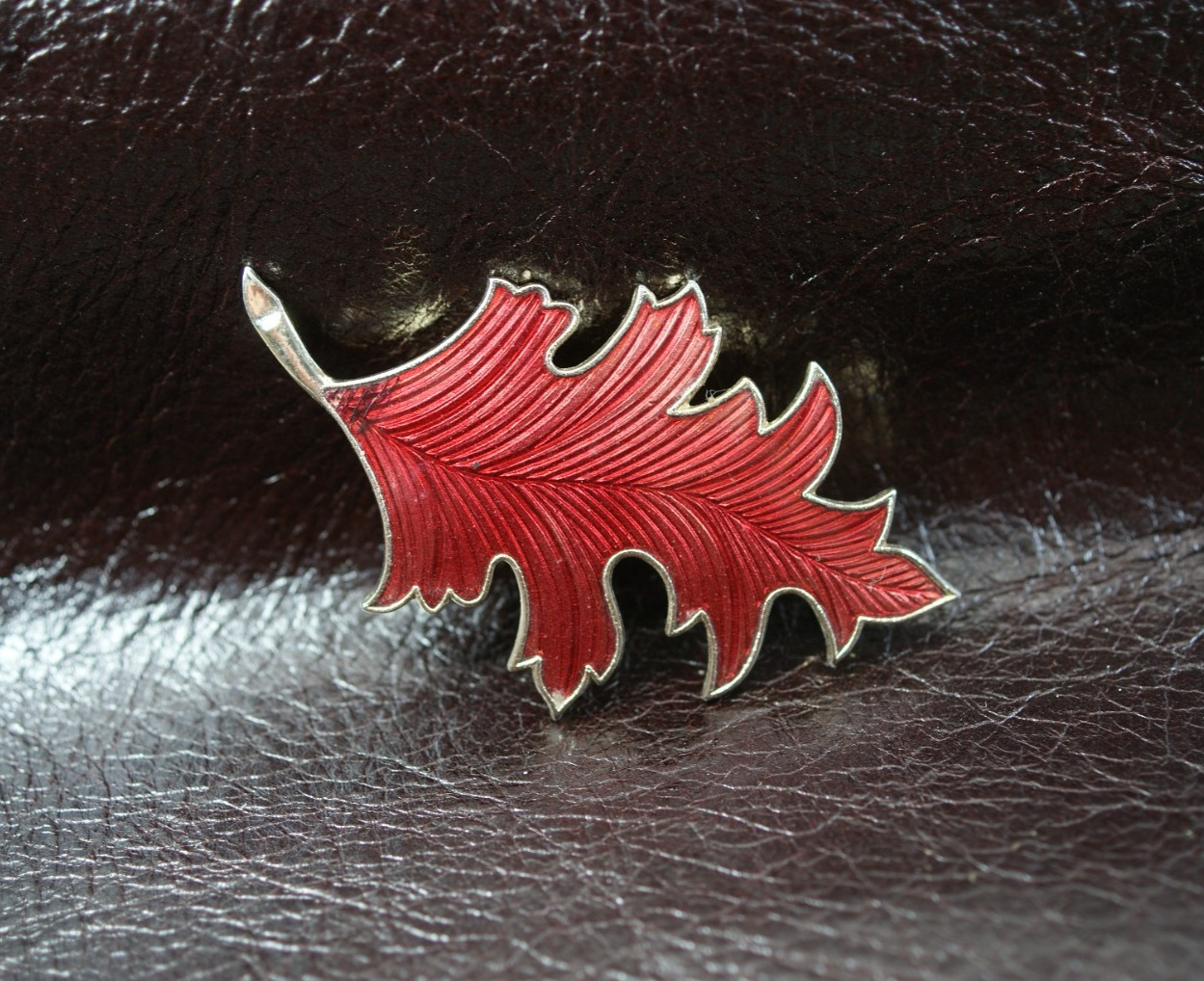 BR64 Vintage Brooch, Pin, Costume Jewelry, Gold toned, Enameled Leaf