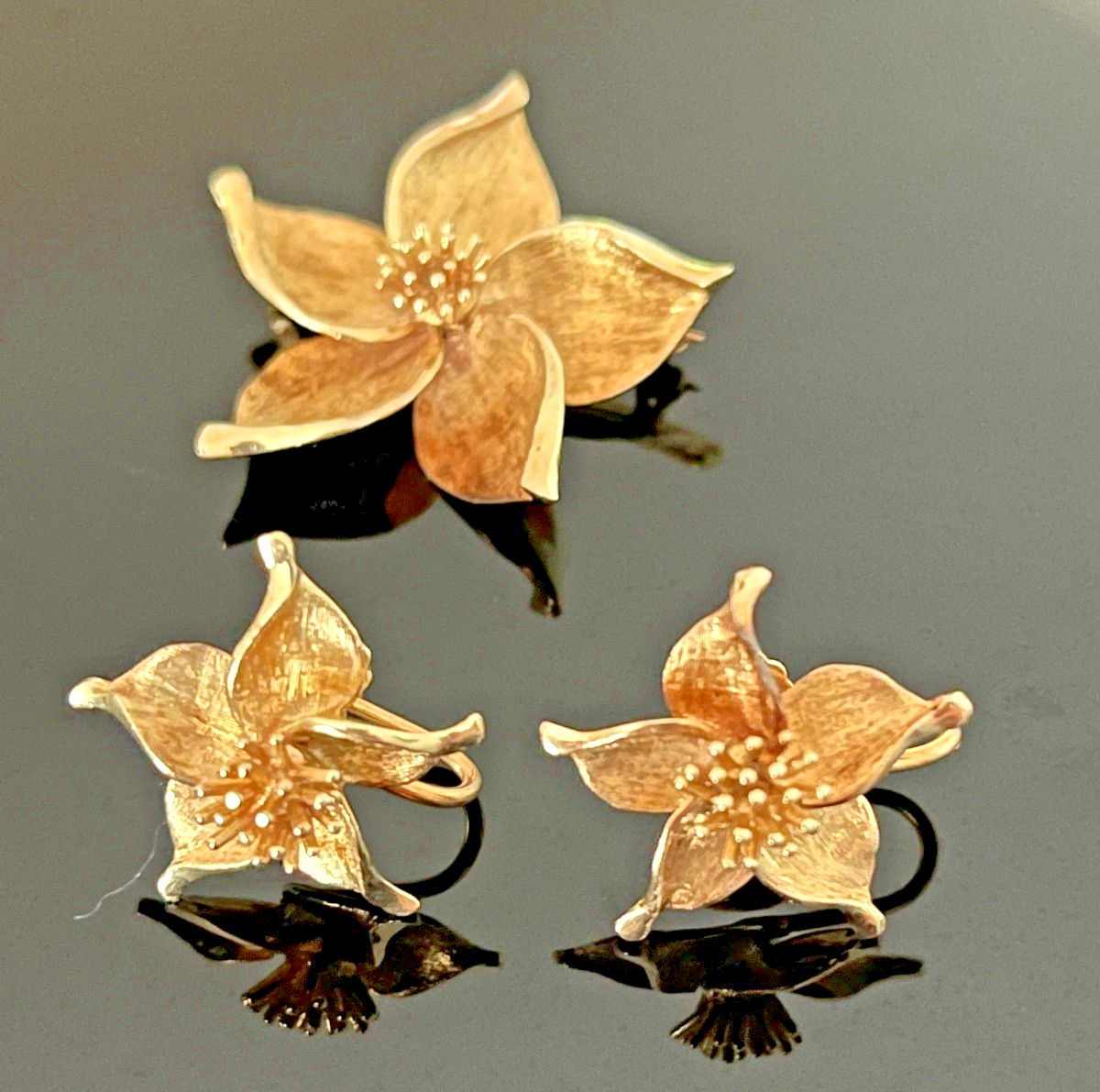 Vintage Solid 14K gold Flower pin and matching Screw back earrings, Fisher DsVa