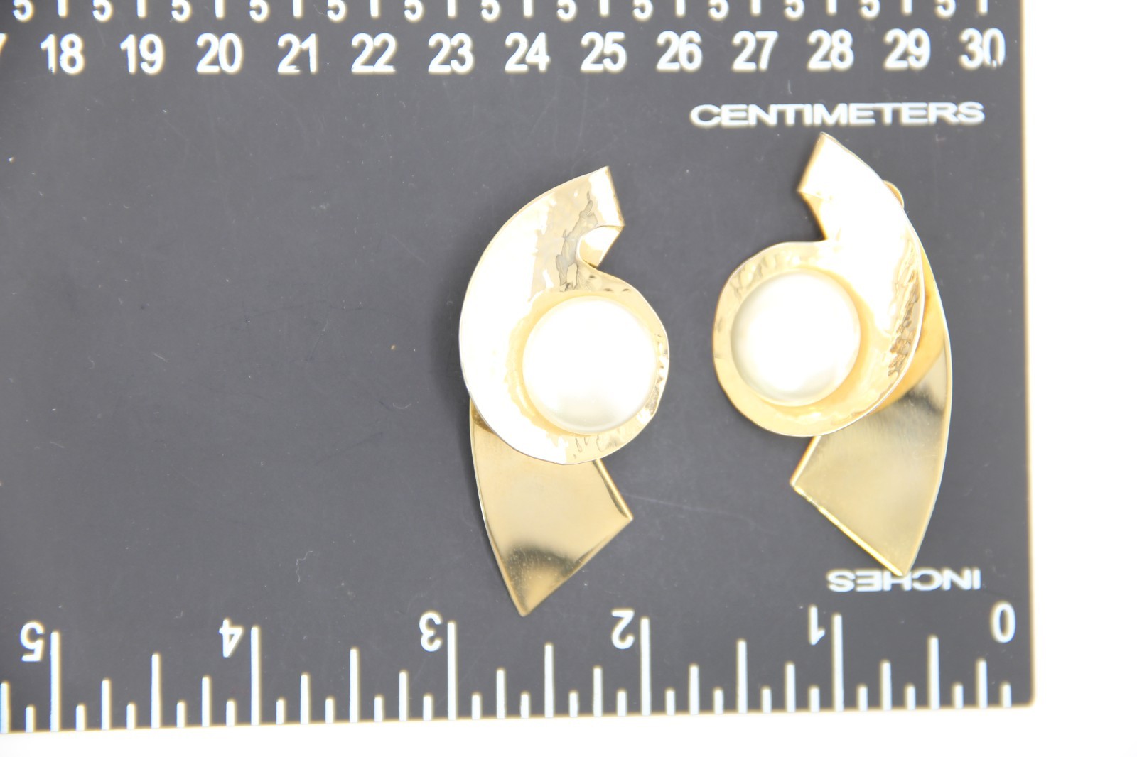 Vintage Clip Earrings Gold Tone Metal Pearlized Modernist Hammered 90-80s, NOS