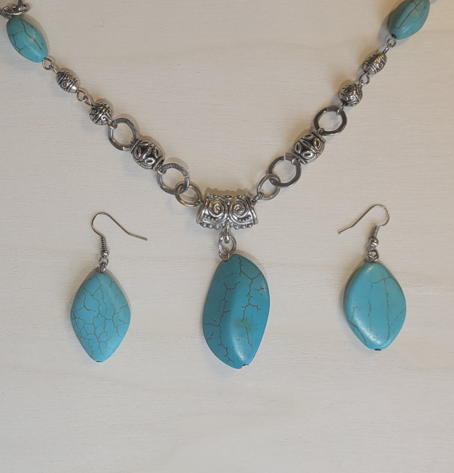 Southwestern Turquoise Blue Howlite Silver Tone 25in Necklace Matching Earrings