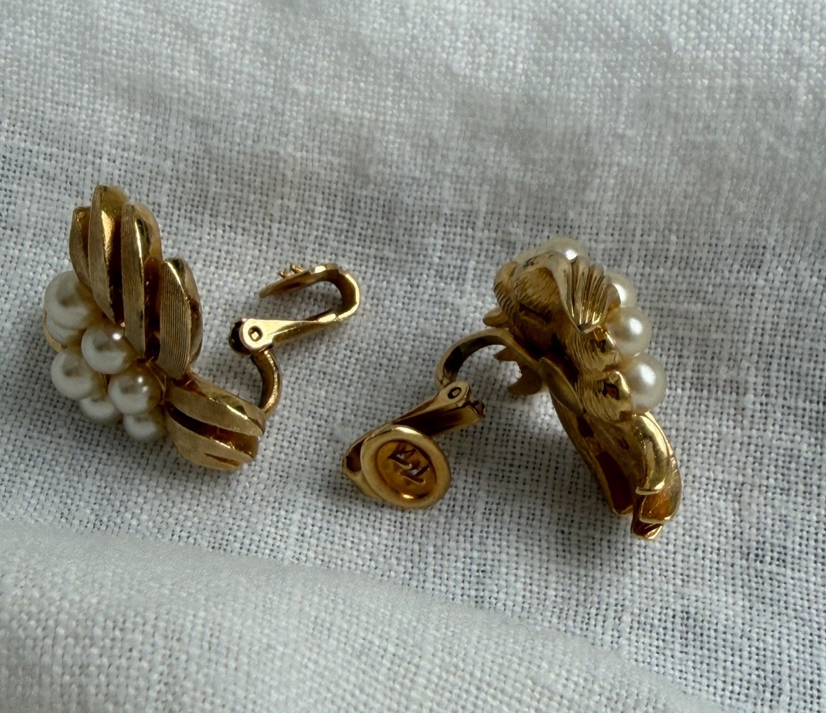 Vintage stunning Crown Trifari gold tone faux pearl spray clip on earrings