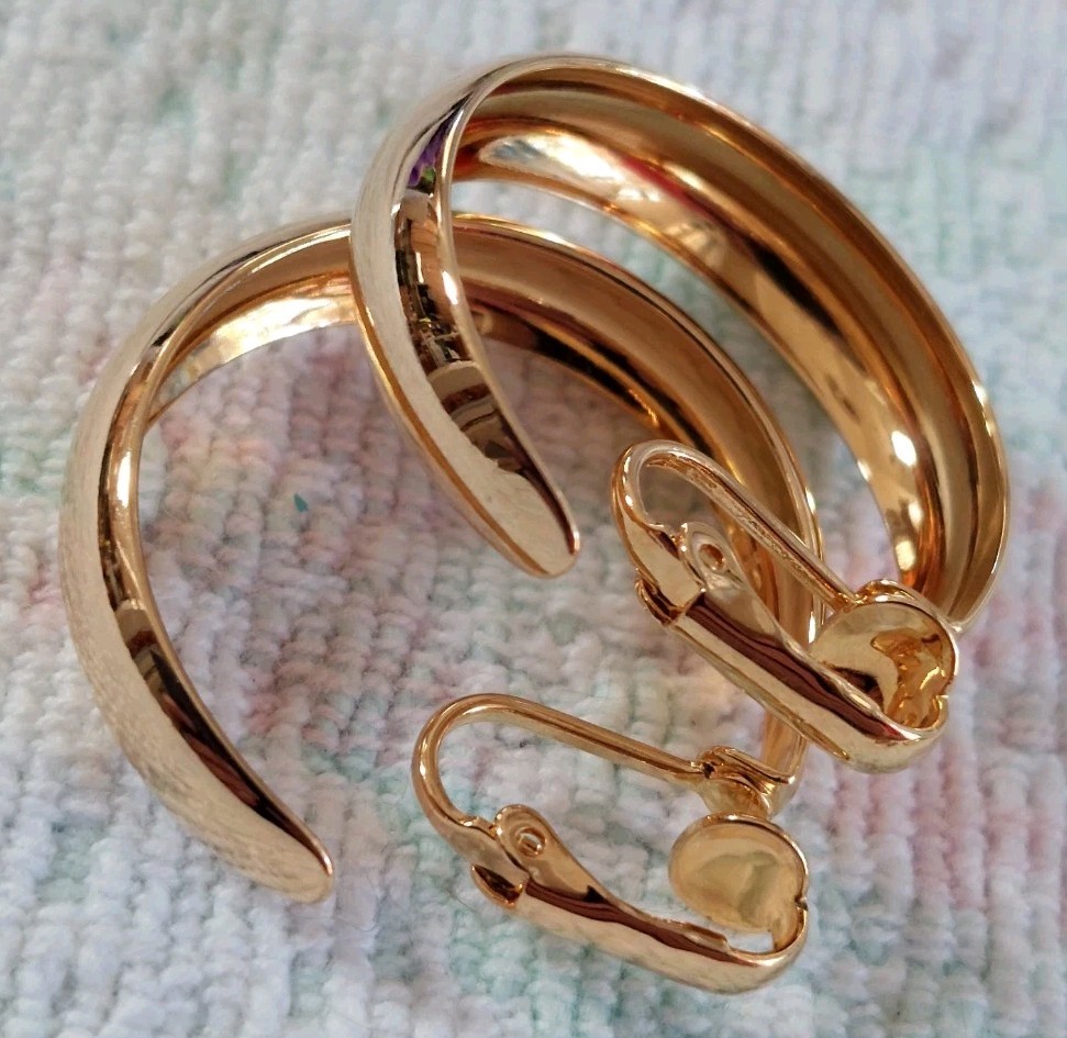 Vintage Lot 6 Prs Assorted Sizes & Patterns Goldtoned Hoop Clip-on Earrings
