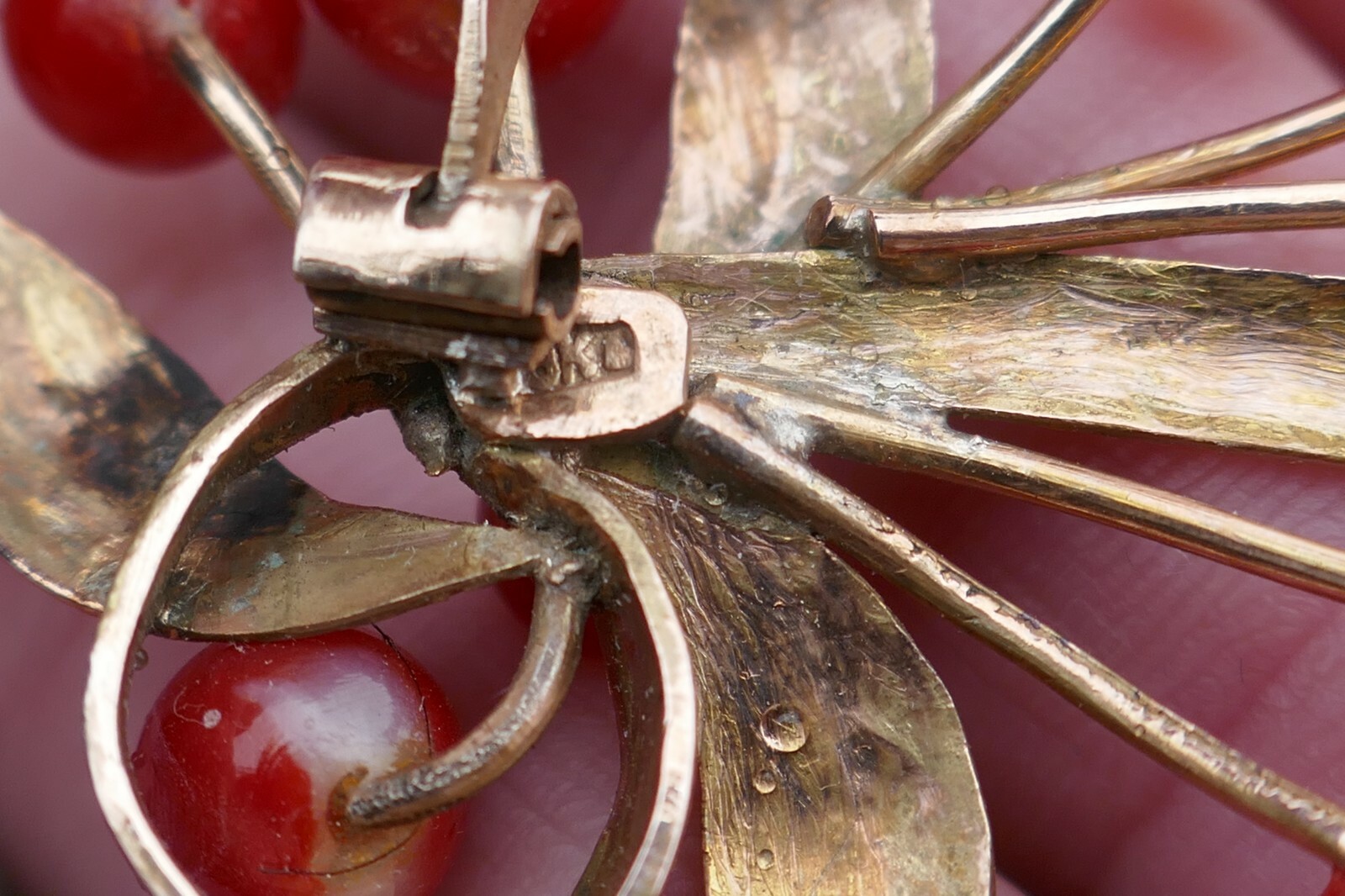 Vintage 10kt+ Rose Gold & 6.4mm Coral Pin / Brooch – 8.6g.