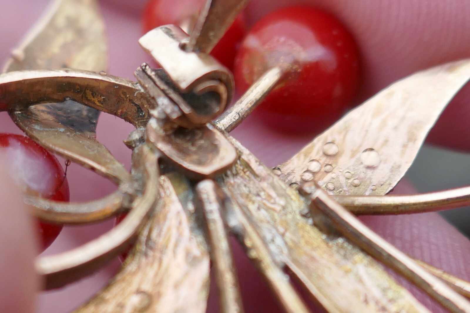 Vintage 10kt+ Rose Gold & 6.4mm Coral Pin / Brooch – 8.6g.