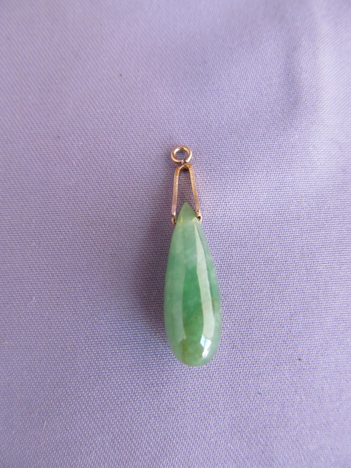 VINTAGE 14K YELLOW GOLD GREEN JADE PEAR SHAPE DANGLE PENDANT