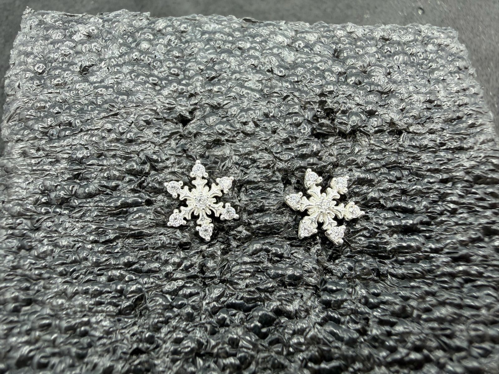 0.96g Vintage Sterling Silver 925 Snowflake Earrings Sparkly Detailed Design M