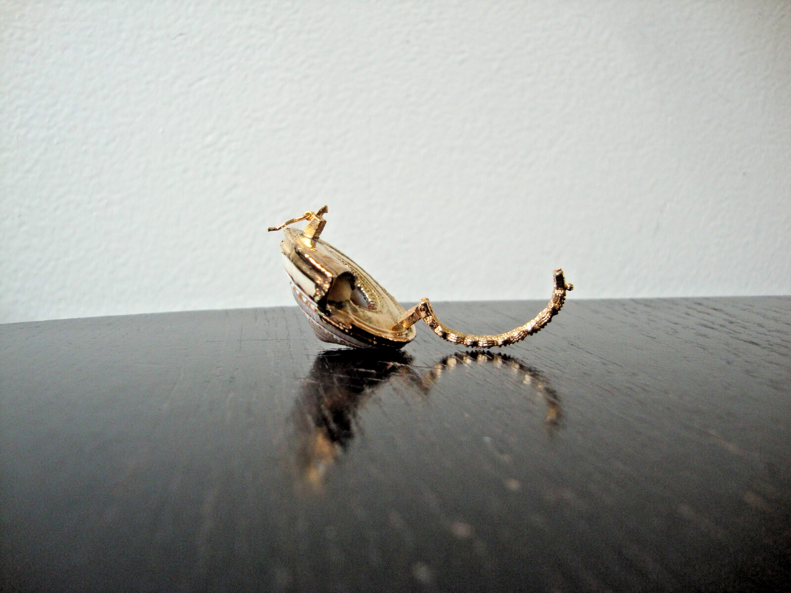 VTG HANDMADE NATURAL LACQUERED SEASHELL GOLD PLATED HINGED DRESS/SCARF CLIP