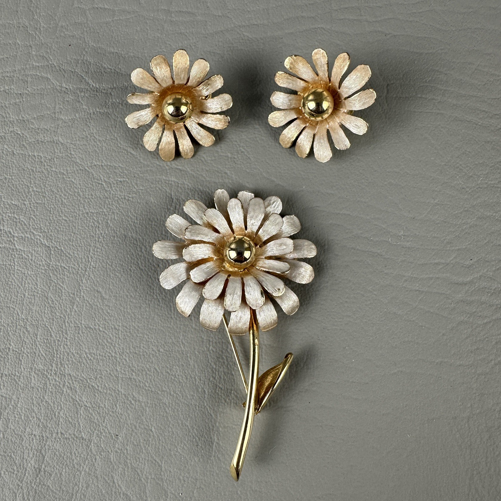 Vintage Brooch Earrings Set Gold Tone Daisy Flower Brushed Satin Clip On
