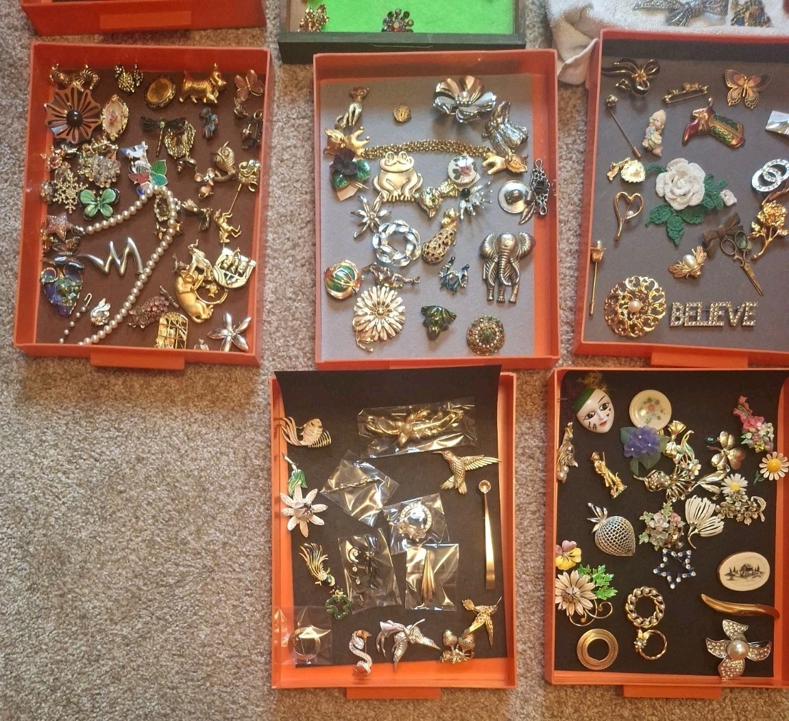 COSTUME JEWELERY LOT 200 + PIECES SOME SIGNED IN GOOD TO VERY GOOD CONDITION