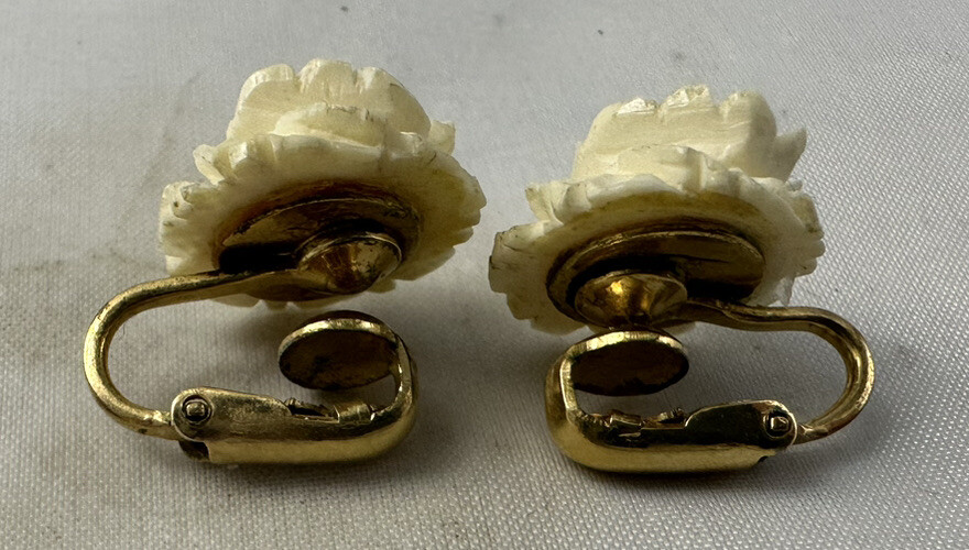 White Plastic Rose Earrings Flower Shape Clip-On Earrings 1950’s Vintage