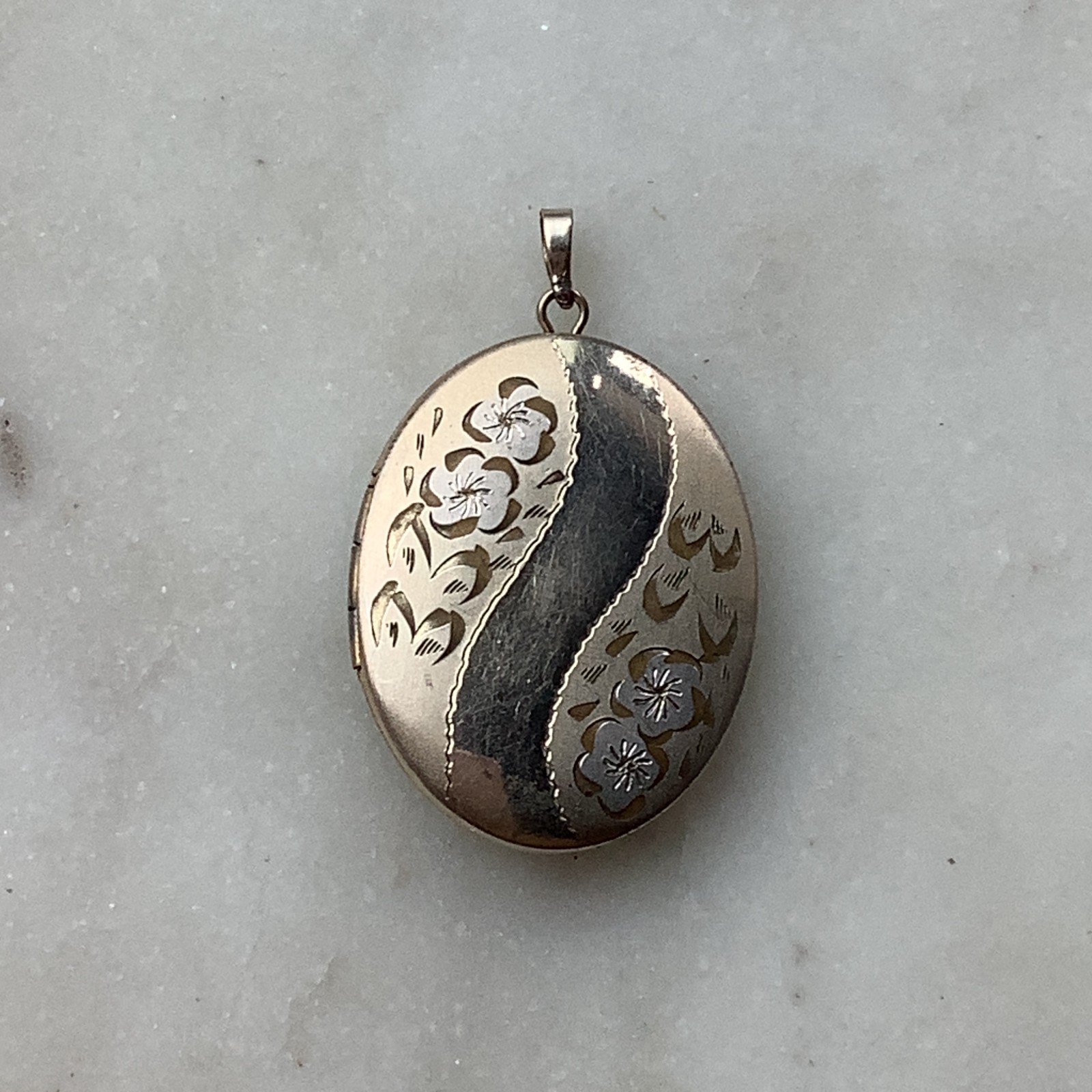 Vintage 14K Yellow Gold Filled Floral Engraved Oval Photo Locket Pendant