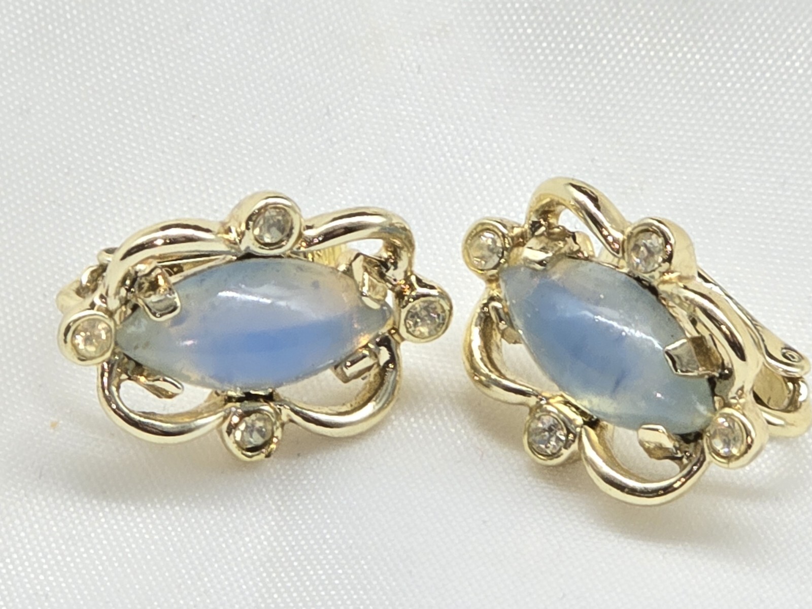 Vintage 1959 Sarah Coventry Sabrina Fair Opalescent Clip On Earrings Goldtone
