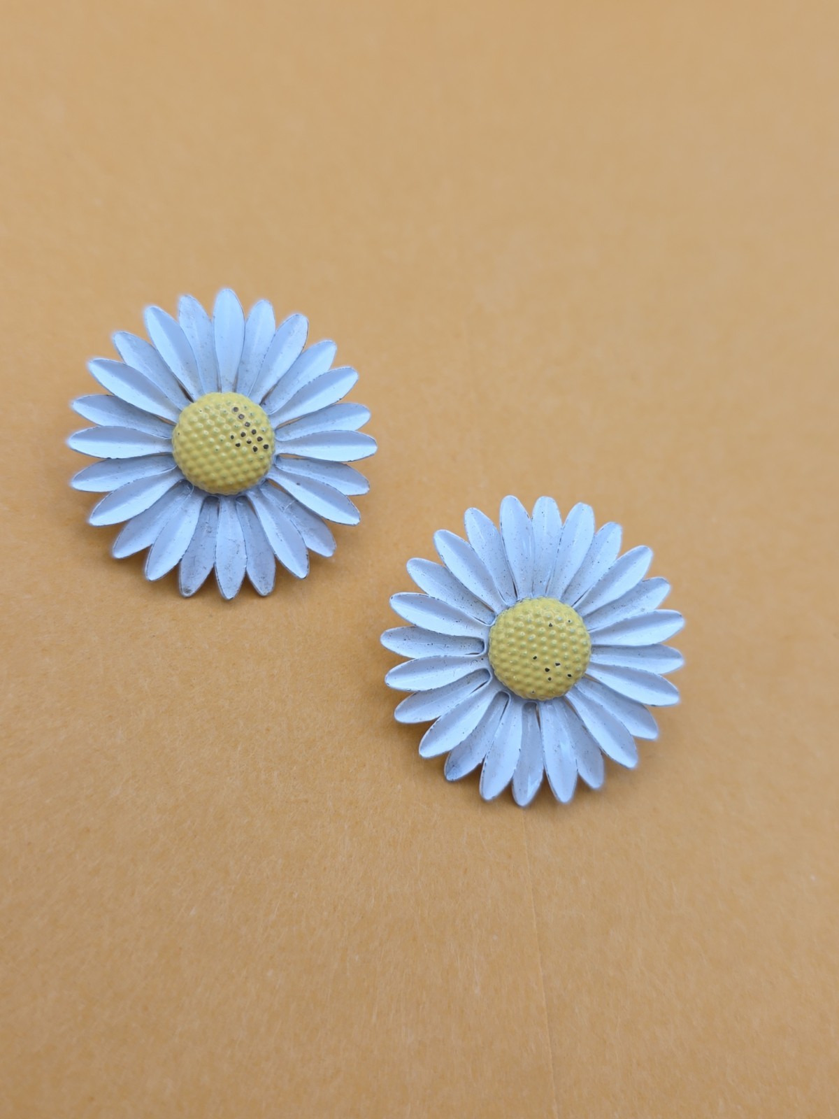 Vintage Daisy Flower Enamel Metal Clip On Earrings Retro Groovy Hippy Ecclectic