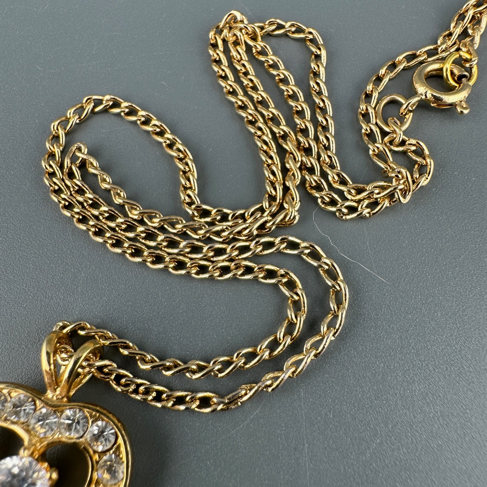Vintage Rhinestone Heart Pendant Necklace Gold Tone Clear Crystals 16″ Chain