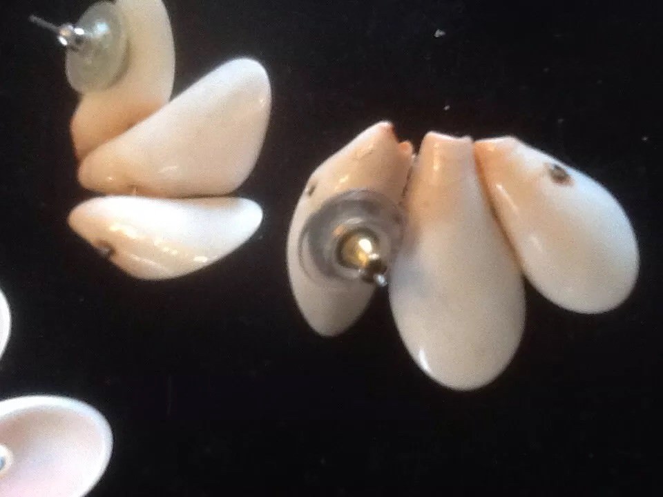 Pre-Owned Shell & MOP FLOWER PIN / Matching Earrings