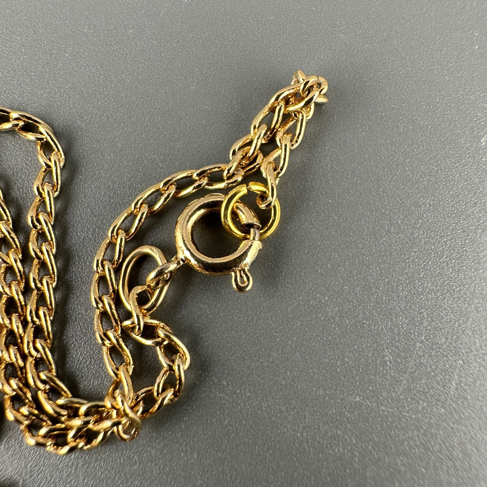 Vintage Rhinestone Heart Pendant Necklace Gold Tone Clear Crystals 16″ Chain