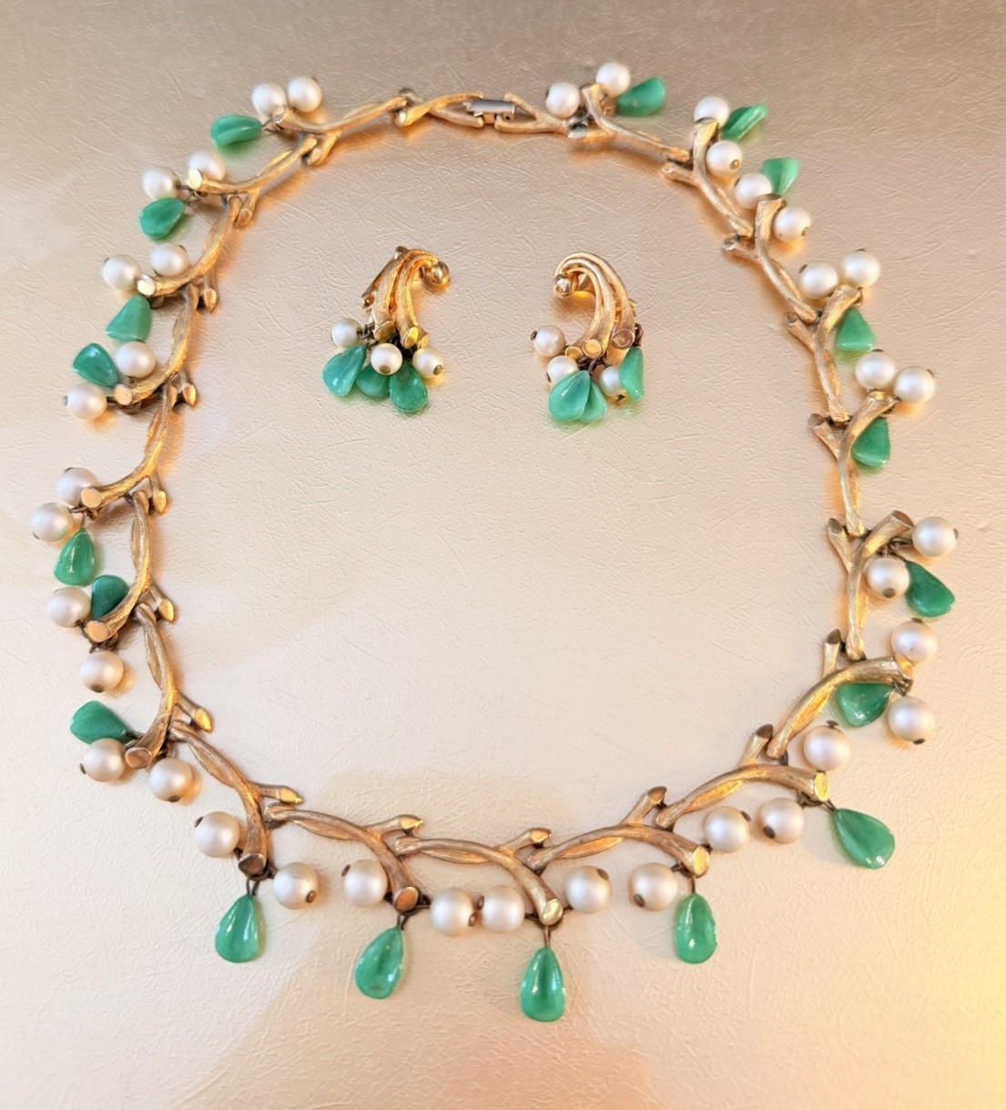 KRAMER VTG Signed Gold Tone Faux Pearl Jade Dangle Branch Link Necklace Earrings