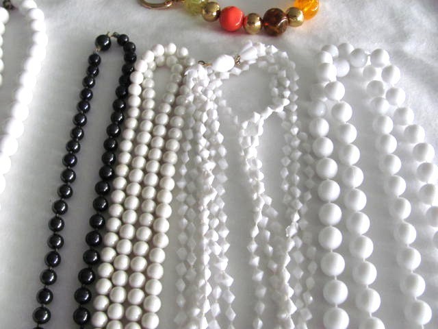 LOT OF 17 PIECES OF VINTAGE COSTUME JEWELRY NECKLACES & BRACELETS ALL WEARABLE