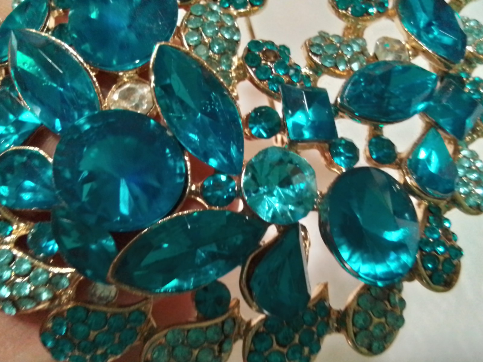 Vintage Peacock rhinestone goldtone Brooch 4 1/2″ high