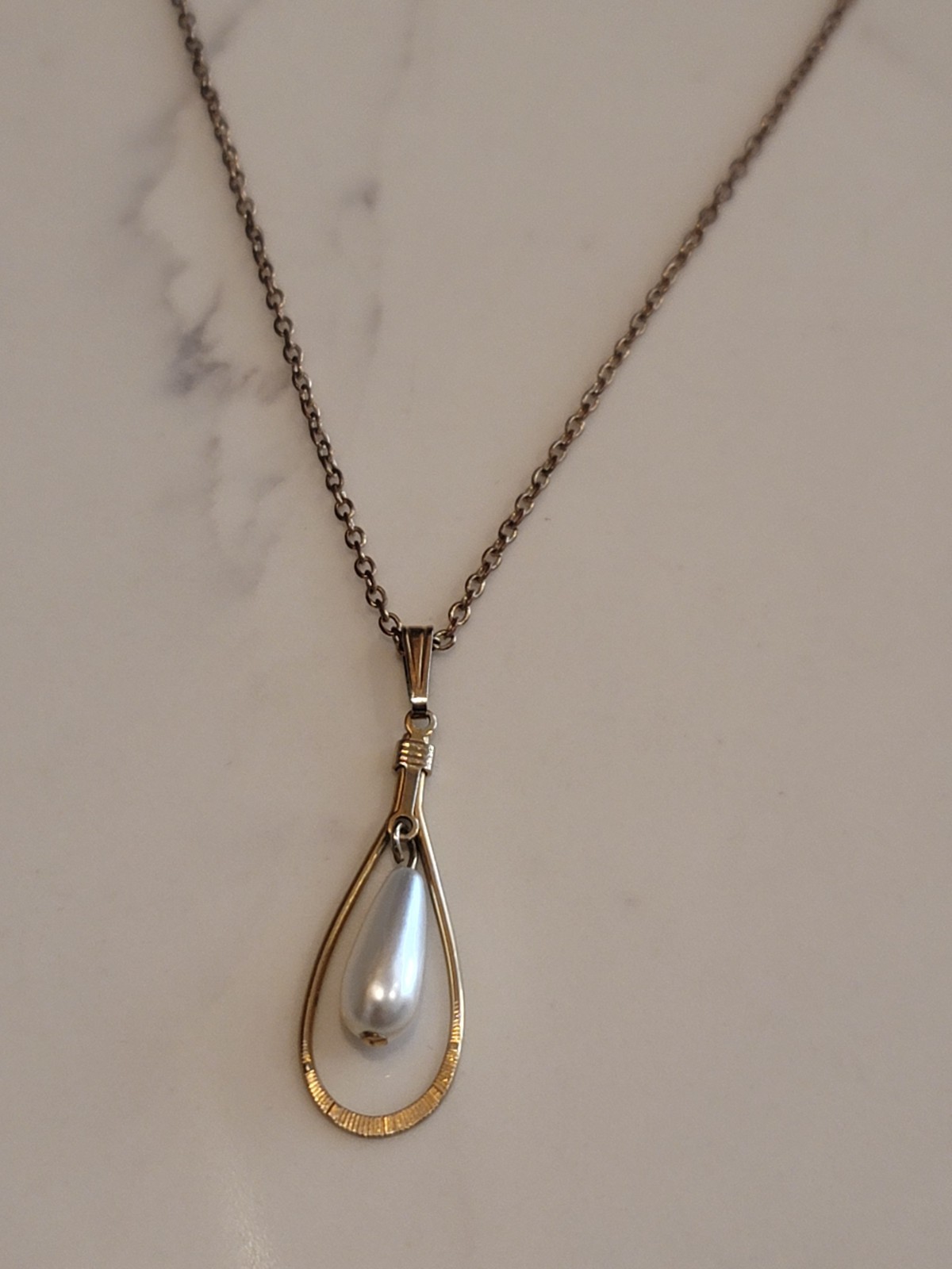 Vintage Gold Tone Faux Pearl Teardrop Pendant Necklace 18″ Costume Jewelry