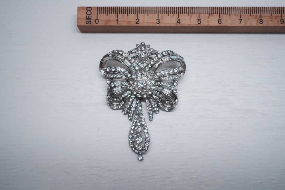Vintage brooch Gablonz rhinestone bow silver-toned 6.5 cm.